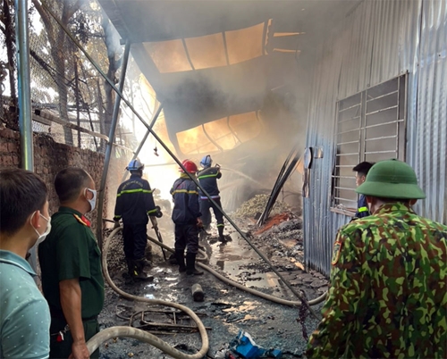 Cháy ở Hà Nội: Kịp thời dập tắt đám cháy tại quận Tây Hồ

